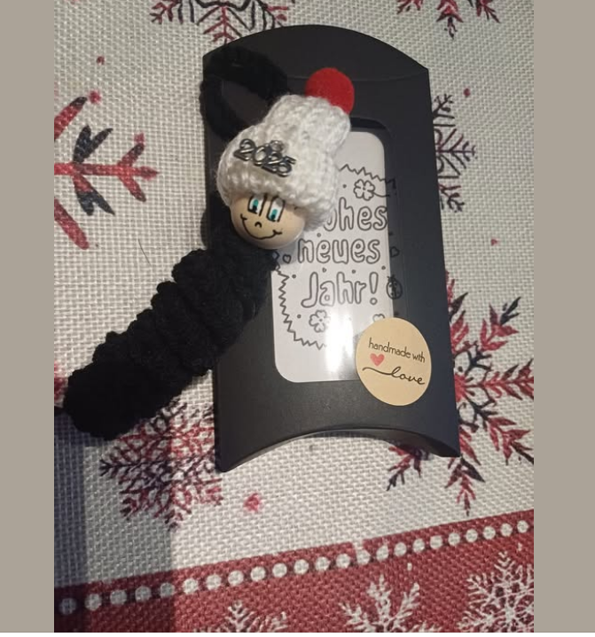 Screenshot-2024-12-08-at-16-02-06-Facebook Frohes Neues Jahr Würmchen