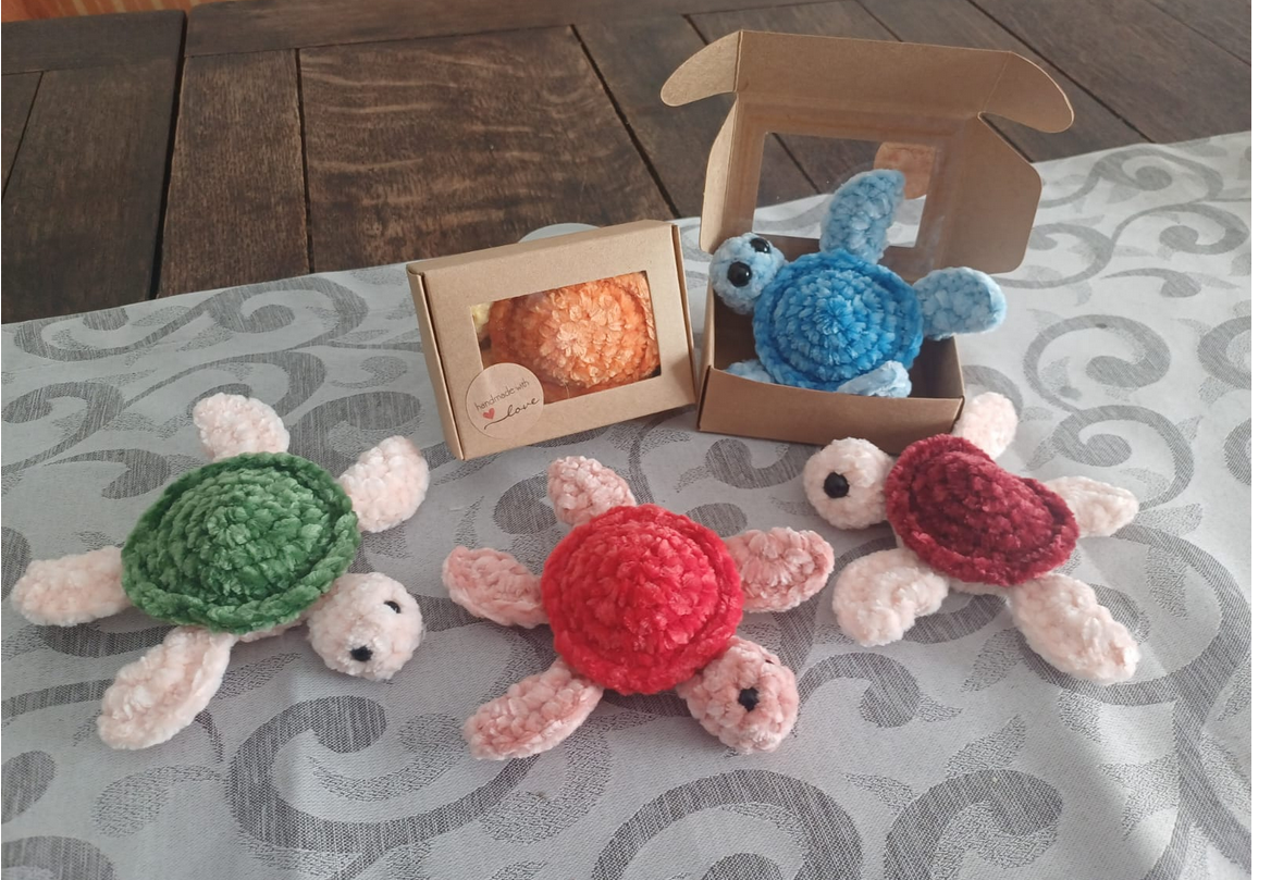 handgefertigte kleine Schildkröten liebevoll verpackt