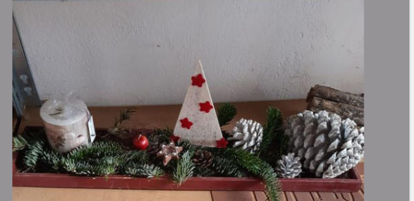 Holztablett weihnachtlich dekoriert